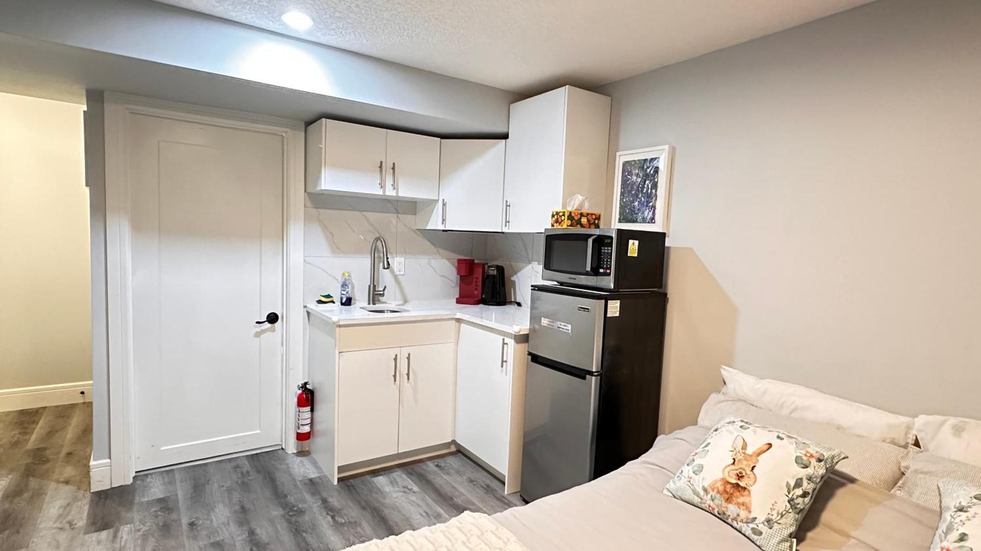 Cozy Basement Suite-溫馨小屋 Designated Parking YYC Exteriér fotografie